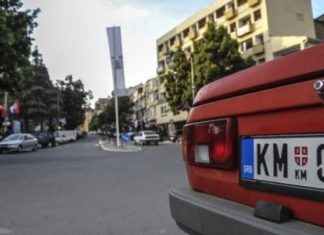 Digjen pasuritë e dy serbëve pasi regjistruan veturat me targa të Kosovës (FOTO)