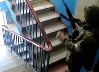 Ushtarët e Putin detyrojnë ukrainasit të votojnë pro bashkimit me Rusinë (VIDEO)