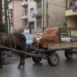 Me karrocë me kalë shkel të moshuarin në Shkup dhe largohet nga vendngjarja