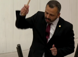 Deputeti thyen telefonin me çekiç derisa po fliste në parlament (VIDEO)