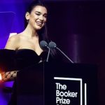 Dua Lipa përmend Ismail Kadarenë gjatë fjalimit në “Booker Prize” në Londër (VIDEO)