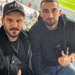 Eros Grezda shfaqet krah aktorit Tolgahan Sayisman në një ndeshje futbolli në Turqi