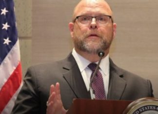 Hovenier i kërkon guvernatorit të BQK-së të shtyjë zbatimin e vendimit për dinarin