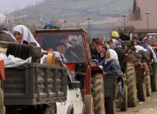 Video e rrallë nga dëbimi i shqiptarëve të Kosovës nga serbët në vitin 1999