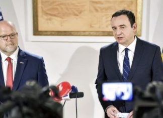 Ambasada e SHBA-së: Nuk kundërshtojmë qëndrimin e Kosovës për targat, kërkuam shtyrje që të mos ketë tensione