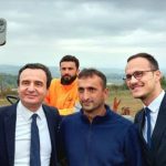 Kurti tallet me gazetaren: Na ndiqte nëpër ara, po më pyeste me insistim për Lajçakun, e pyeta traktoristin, ai tundi kokën e i dha gaz traktorit