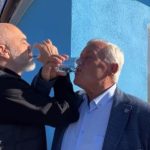 “Të rrojë sa malet PS”, Rama ngre dolli me ujë në Dibër (VIDEO)
