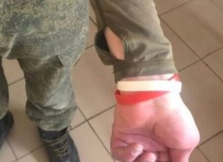 Pse ushtarët rusë po i mbajnë këto shirita në duar?