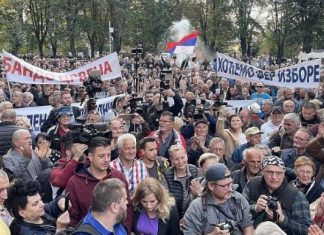 Opozita proteston kundër vjedhjes së zgjedhjeve në Republika Srpska: Dodik po akuzohet për manipulim të rezultateve