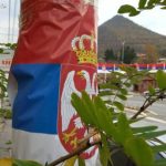 Veriu mbushet me flamuj serbë dhe mbishkrime “Kjo është Serbia”