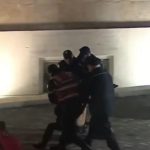 Momenti kur protestuesi godet me shkelm derën e kryeministrisë (VIDEO)