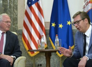 Ambasadori amerikan në Beograd reagon: “Serbët të kthehen në institucione”,