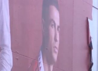 Intervista e CR7 lë gjurmë, Manchesteri heq posterin e tij gjigant nga Old Trafford (VIDEO)