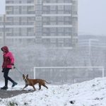Rënie drastike e temperaturave dhe borë, vështirësohet situata në këtë shtet të Europës