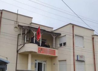 Pavarësisht ndalimit me ligj nga Serbia, Mustafi valëvit flamurin kuq e zi në Preshevë: Përgjithmonë do të valojë në Luginë