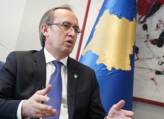 Tensionet në veri, Hoti: Binomi Kurti-Osmani po dërgon Kosovën drejt izolimit. Të paaftët e kthyen vendin në qendër të kritikave dhe fajësimit nga aleatët