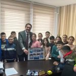 Isen Shabani pret në takim nxënësit e klasëve të katërta të Shkollës fillore “Naim Frashëri” Negotinë