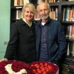 “Jetofshim e gëzofshim së bashku”, dy gëzime në një ditë, Mirush Kabashi surprizon bashkëshorten