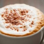 Çfarë do të ndodhë me trupin tuaj nëse vendosni kanellë në kafe