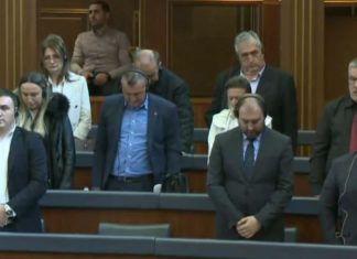 Kosovë, deputetët e rinj të Listës Serbe bëjnë betimin dhe largohen nga salla