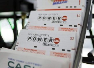 Blen një biletë llotarie dhe e harron prej muajsh në komodinë, pasi e kontrollon zbulon të papriturën