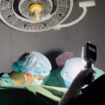 Bëjnë ‘mrekulli’ në mes të errësirës mjekët ukrainas i operojnë pacientët me dritën e elektrikut