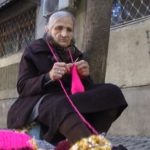 80-vjeçe, nënë Qamilja thur çorape për të bërë aq para sa të blejë bukë, nusen e djalit e ka të sëmurë dhe kërkon ndihmë: Qaj nga inati, nuk jetohet kështu