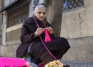 80-vjeçe, nënë Qamilja thur çorape për të bërë aq para sa të blejë bukë, nusen e djalit e ka të sëmurë dhe kërkon ndihmë: Qaj nga inati, nuk jetohet kështu