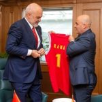Kryeministri Kovaçevski surprizon Ramën: Fanellë sportive dhe top për kryeministrin shqiptar