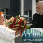 Inagurohet spitali i ri Infektiv në QSUT, Rama i jep buqetë me lule Çomos: Shumë mirënjohje për të gjithë mjekët, do ta çojmë 100% rritjen e pagave të tyre