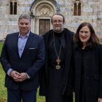 Escobar arrin në Kosovë, viziton Manastirin e Deçanit