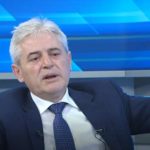 Qytetar Nderi i Tiranës, batuta e Ali Ahmetit: Nëse nuk e vë flamurin shqiptar në zyrë, marr 5 mijë euro gjobë