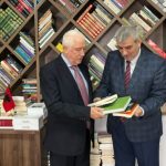 Ambasadori i Shqipërisë viziton Shtëpinë Botuese ‘Logos-A’ ku takoi Adnan Ismailin