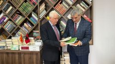 Info Shqip: Ambasadori i Shqipërisë viziton Shtëpinë Botuese ‘Logos-A’ ku takoi Adnan Ismailin