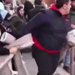 Kacafytje mes qytetarëve për ‘tepihët falas’ në një qytet në Turqi (VIDEO)