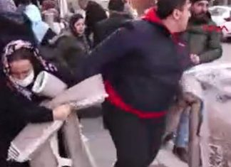 Kacafytje mes qytetarëve për ‘tepihët falas’ në një qytet në Turqi (VIDEO)