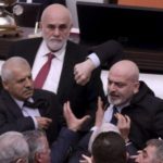 Plas grushti në parlamentin turk, deputeti përfundon në spital