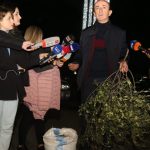 Deputeti demokrat shkon me një thes ne kuvend: Çfarë mbante në të (VIDEO)