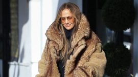 Info Shqip: Jennifer Lopez me çizmet që i adhurojmë, modeli më i mirë për dimër dhe nuk e lëshojnë shiun as borën