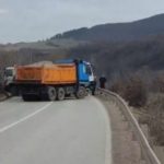 Serbët vendosin edhe një barrikadë në veri, thonë se “po mbrohen nga Policia e Kosovës”