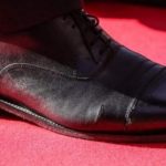 Merr fund misteri. Kryeministër i vendit më të pasur, ja kujt i përket këpuca e grisur në Samitin e Tiranës (FOTO)