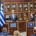 Ministri grek refuzoi të mbajë konferencë e të fotografohet para logos së Republikës së Kosovës