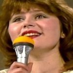 Një ndër ikonat e skenës në vitet ’90, si duket sot këngëtarja, kaq vite pas largimit nga Shqipëria