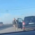Me grushte e shkelma në mes të autostradës, të rinjtë ndalojnë makinat dhe përleshen me njëri-tjetrin (VIDEO)