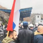Çfarë po ndodh në kufi?! Serbët tentojnë të thyejnë kordonin e policisë dhe të hyjnë në Kosovë (FOTO)