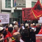 “Jetën e japim, Mitrovicën nuk e japim”, protestë në mbështetje të Kosovës para ambasadës serbe në Tiranë