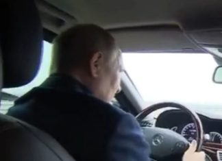 Putin “sfidon” Ukrainën, vozit Mercedesin në urën e Krimesë (VIDEO)
