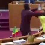 Degradon rëndë situata në Parlament me grushta, kapje për flokësh dhe sharje, deputeti godet kolegen me shuplakë, ajo ia kthen me karrige (VIDEO)