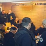 Një lokal në Prishtinë u dërgon ushqim policëve në veri, Sveçla publikon fotot