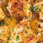 Kopkë pule në salcë mustardë, qepë dhe proshutë